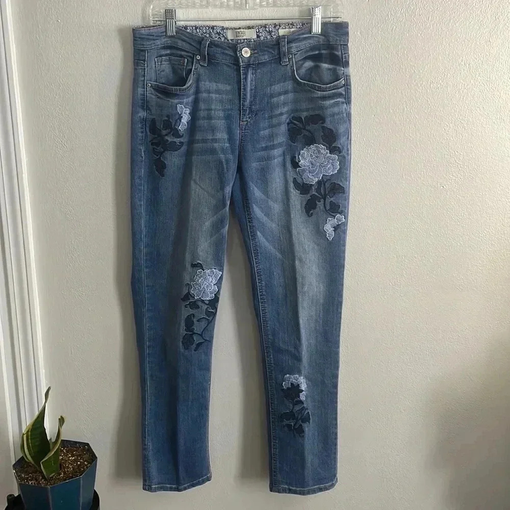 Vintage America Blue Jeans with Floral Embroidery
